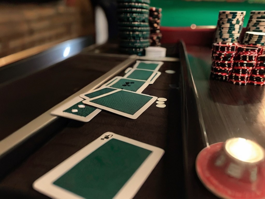 значення дилера в покері