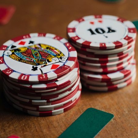 Що таке фолд у покері: коли пас необхідний, а коли помилково